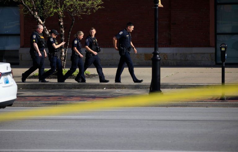 Gunman kills four at Kentucky bank