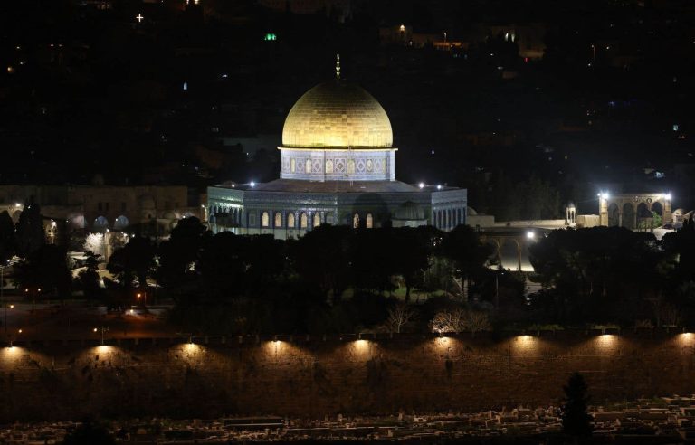 Hamas denounces an “unprecedented crime” after clashes in the Al-Aqsa mosque