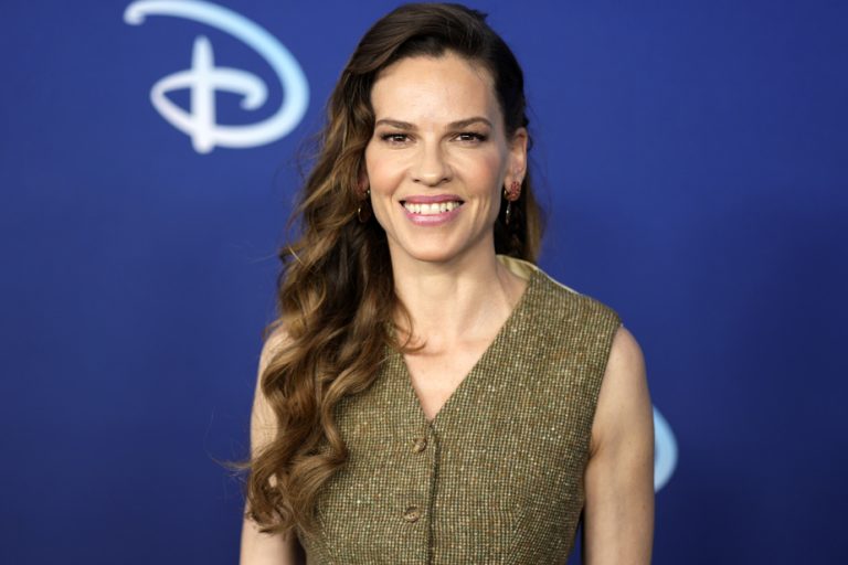 Hilary Swank gives birth to twins