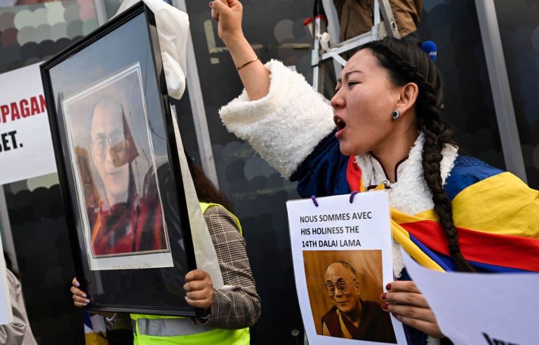 Hundreds of Tibetans in Paris in support of the Dalai Lama after the controversy