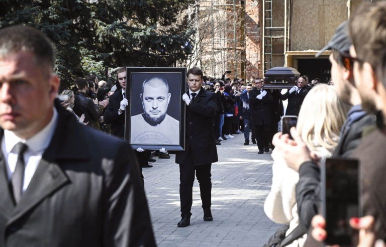 Hundreds of people at the funeral of a Russian military blogger