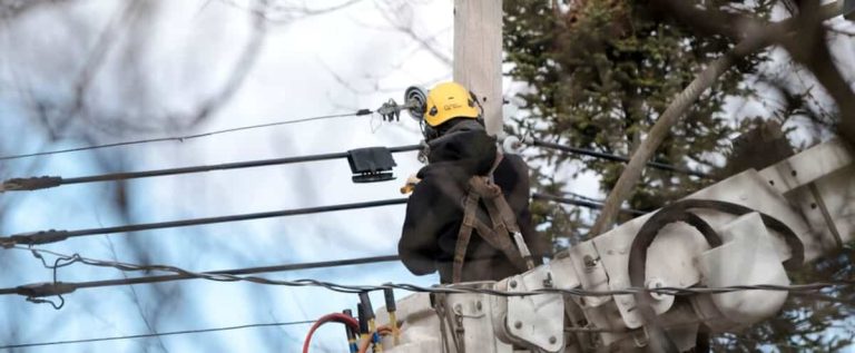 Ice storm: less than 300,000 customers without electricity