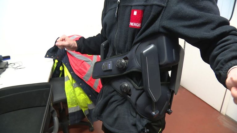 In Isère, an exoskeleton relieves the pain of handlers in a workshop