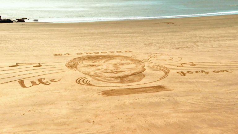 In Royan, the beach artist Jben realizes on the beach a huge portrait of Ed Sheeran for the promotion of his new album