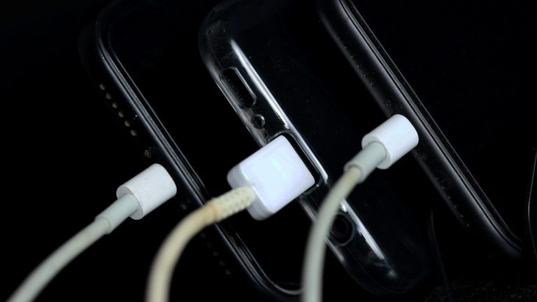 In the United States, the police warn against public mobile phone chargers