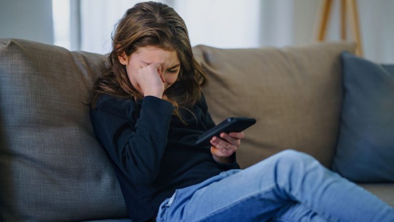 Is it true that the news or social networks have an impact on the mental health of adolescents?