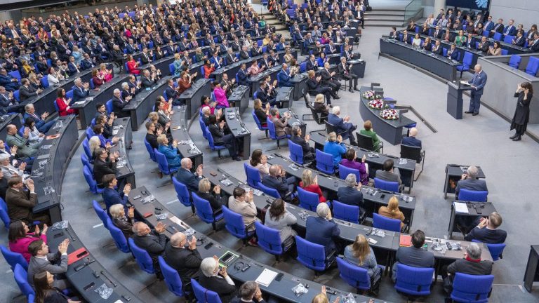 Italy and Germany reduce the number of their deputies in Parliament