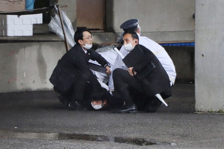 Japan |  Prime Minister evacuated before speech due to explosion