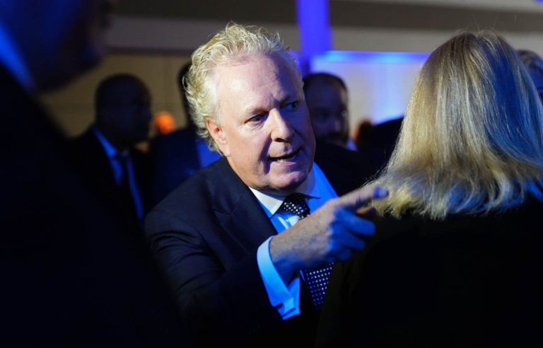 Jean Charest will also sue Quebec for “abuse of process”