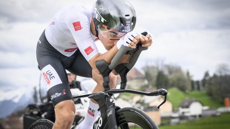 Juan Ayuso wins the time trial and takes the lead in the general classification, Romain Bardet loses ground