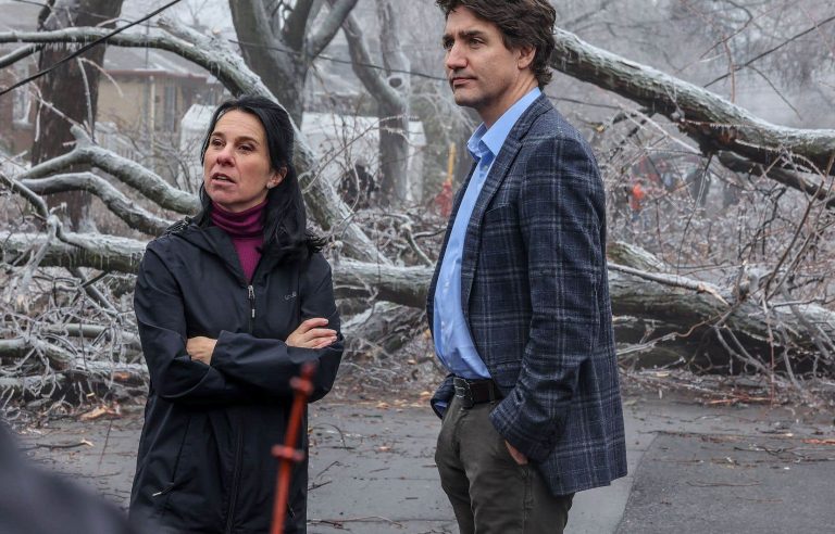 Justin Trudeau and Valérie Plante visit Montreal paralyzed by the ice