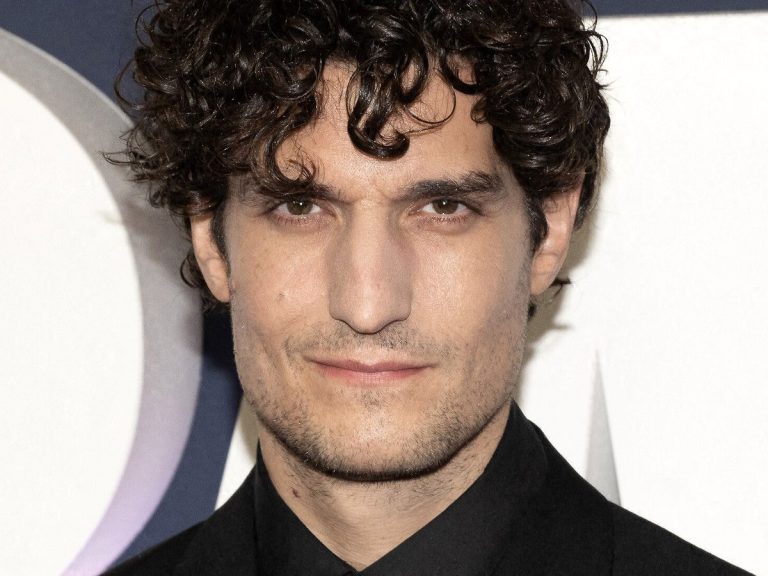 Louis Garrel chilled… his dreams almost shattered by his grandfather!