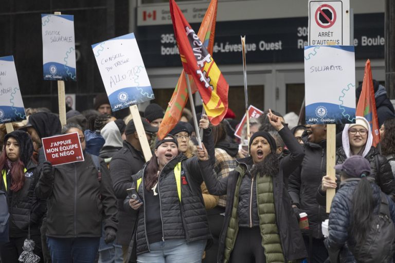 Montreal |  Hundreds of striking federal workers demonstrate