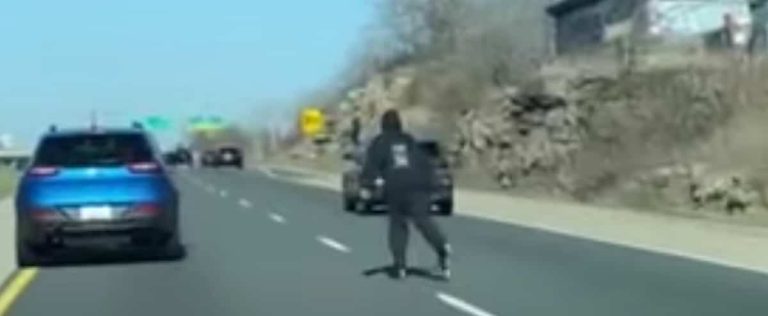 Ontario: he takes a ride on roller skates on the highway