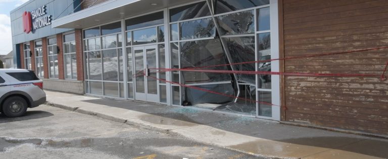 [PHOTOS] A learner driver confuses his pedals and rushes into a bank in Beauport