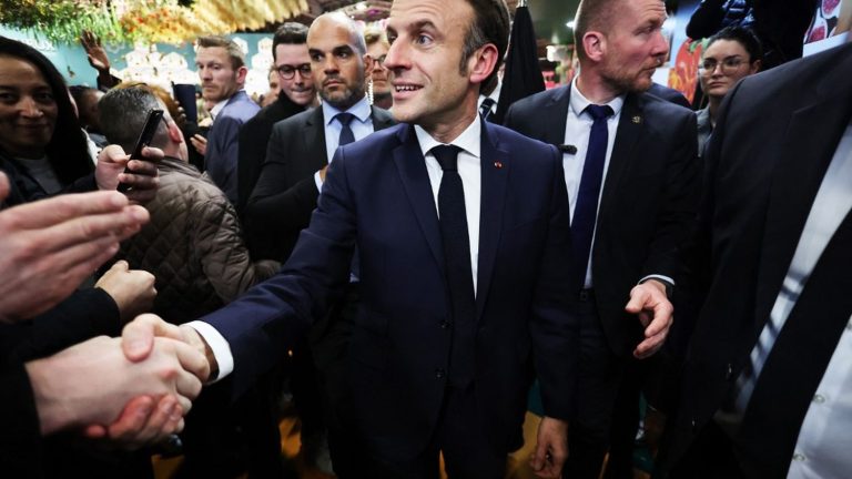 Politics: Emmanuel Macron returns to field trips in France