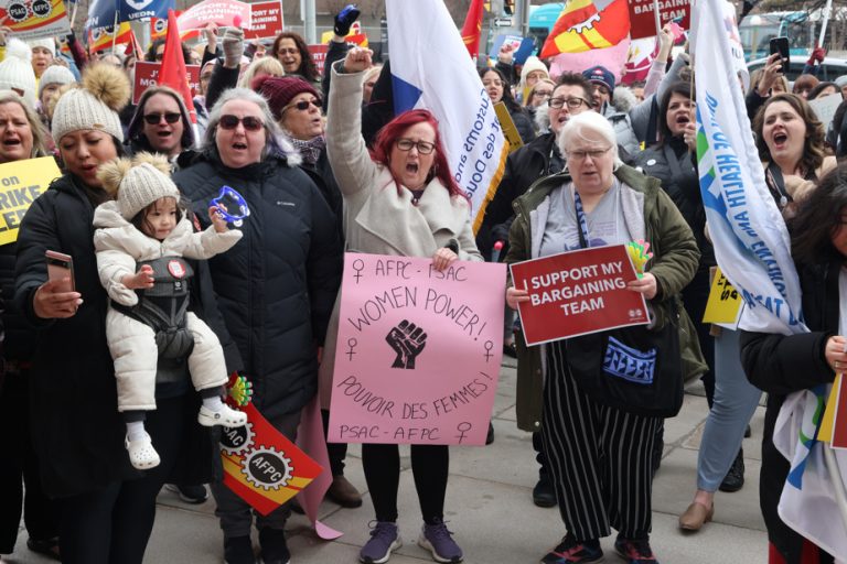 Public Service Alliance of Canada |  155,000 federal civil servants on strike