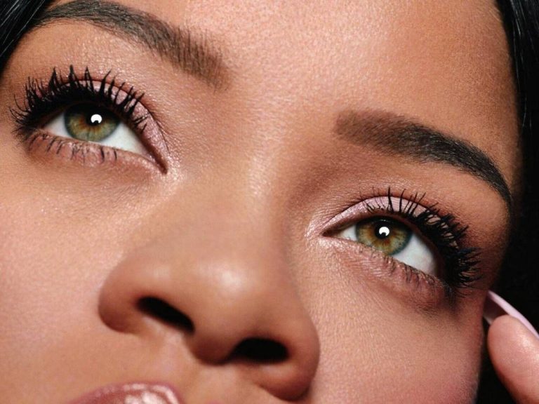 Rihanna’s new mascara drives the web crazy, its results are spectacular