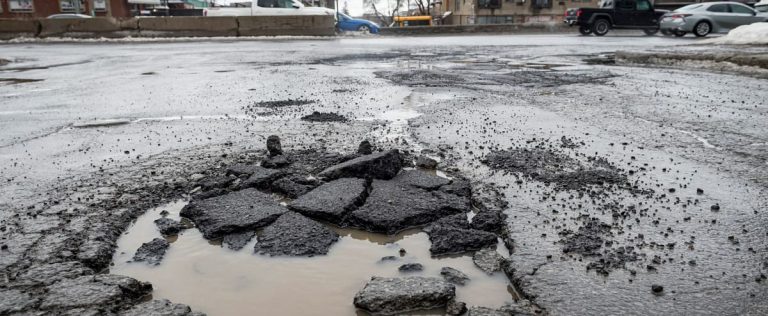 Roads in disarray: users invited to denounce the worst potholes