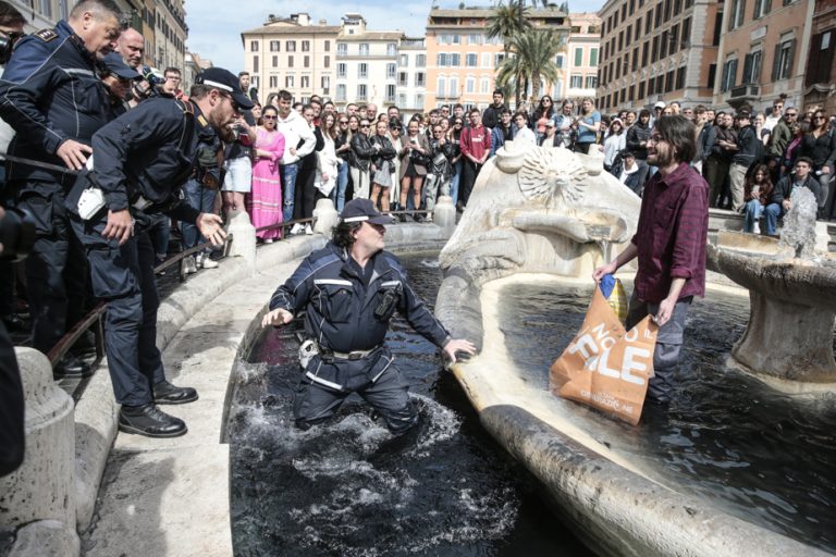 Roma |  Environmental activists blacken fountain water