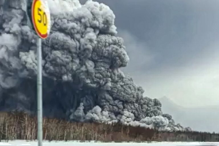 Russia |  The eruption of a volcano in the Far East throws a cloud of ash