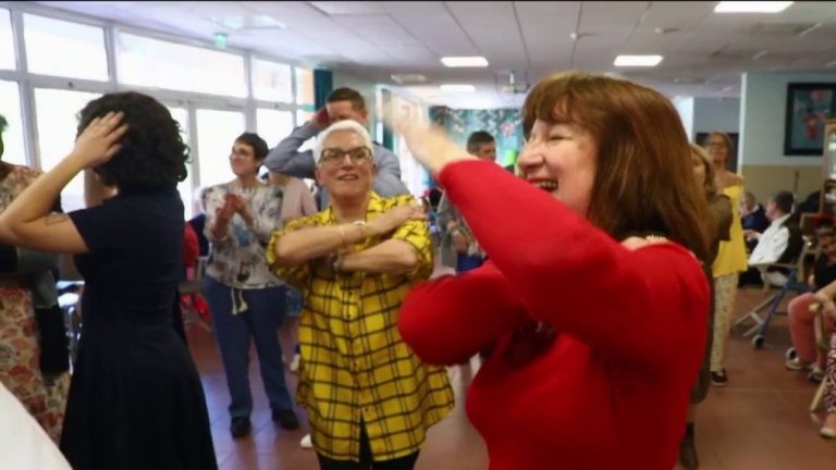 Seniors: dance at the nursing home to break the isolation