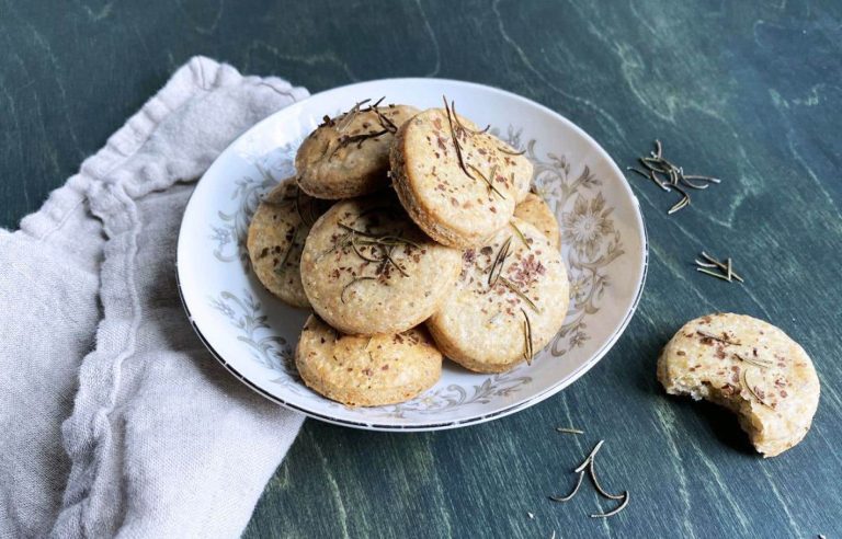 Shortbread with cheese and dried herbs