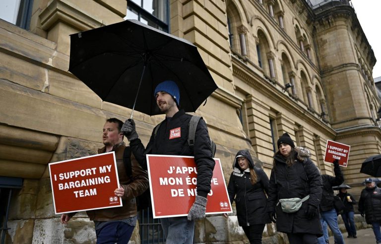 Striking public servants restrict access to offices in Ottawa