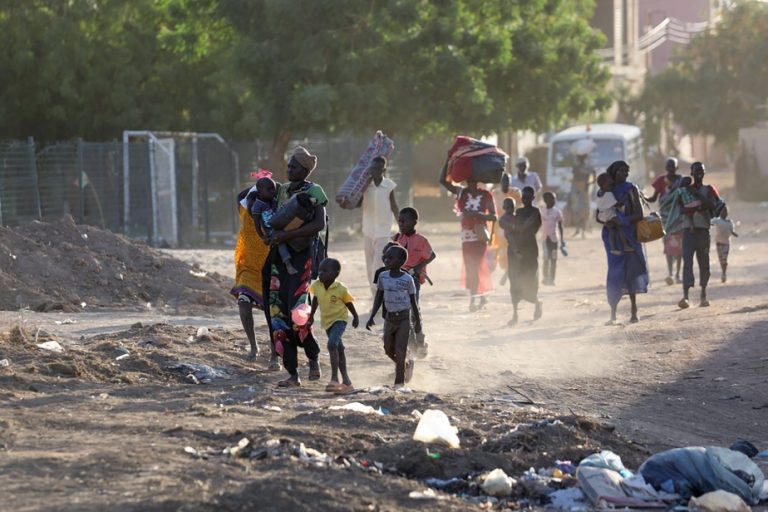 Sudanese flee the capital under the bombardments