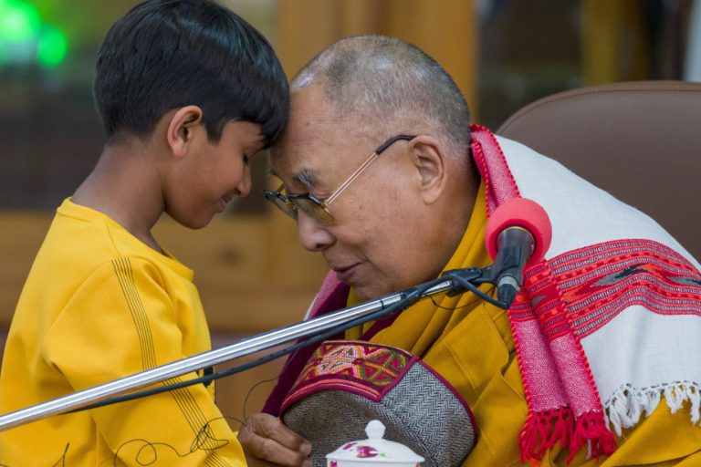 The Dalai Lama apologizes after the publication of a video of him kissing a child