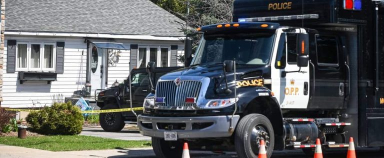 The SQ arrests a completely naked man who allegedly killed his mother and sister in Ontario