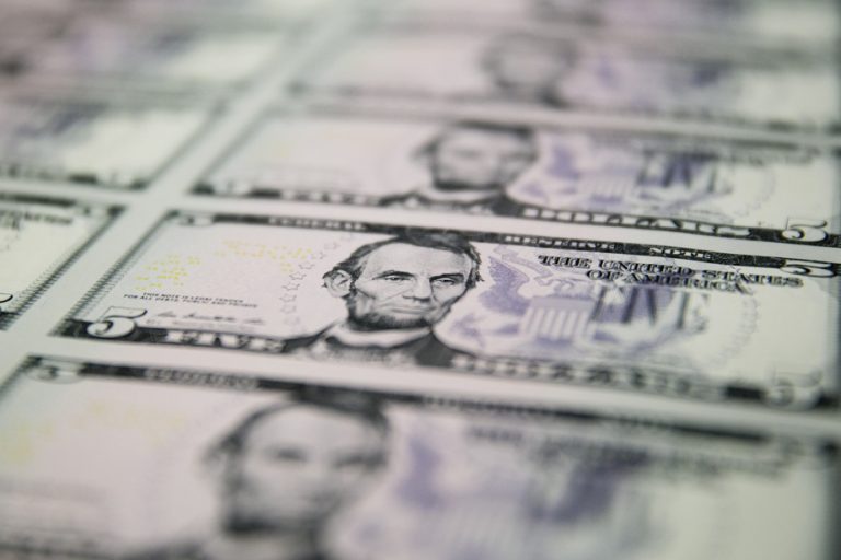 The dollar recovers after the sharp slide this week