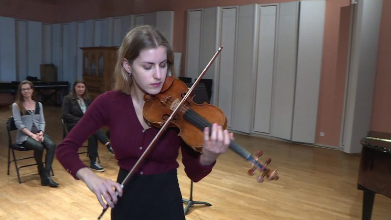 The irresistible rise of the Toulouse violinist Manon Galy, soloist revelation at the Victories of Classical Music 2022