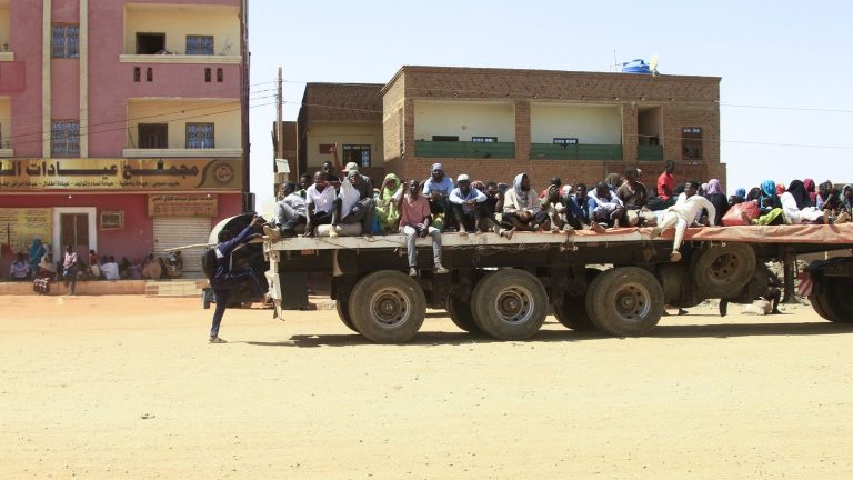 “There is no military convoy, no protection”, testifies an engineer who tries to flee Khartoum by his own means