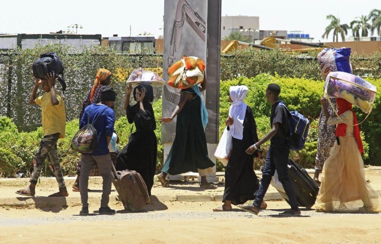 Under the bombs, civilians flee the capital of Sudan by the thousands