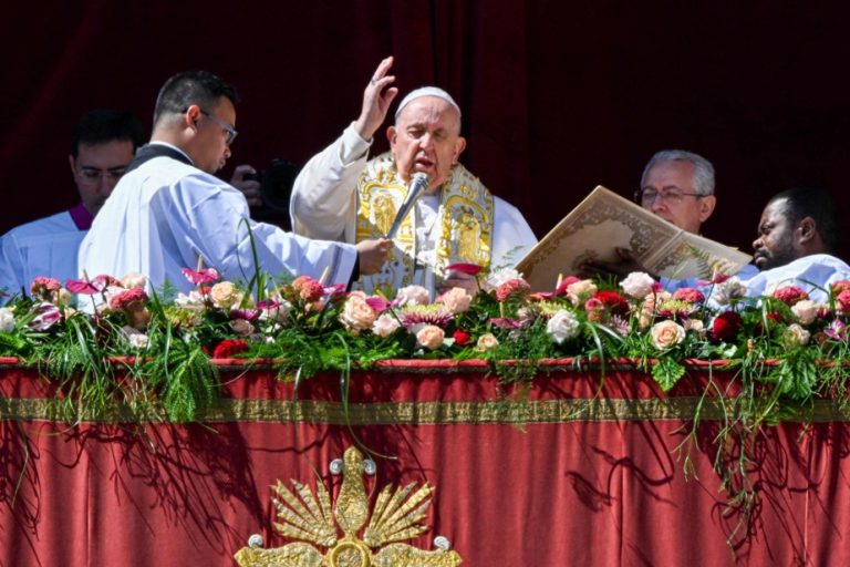 Urbi et orbi |  Pope condemns obstacles to world peace