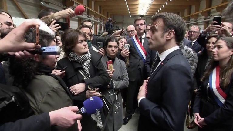 VIDEO.  Emmanuel Macron denies having been “trapped” by singing with passers-by in the street