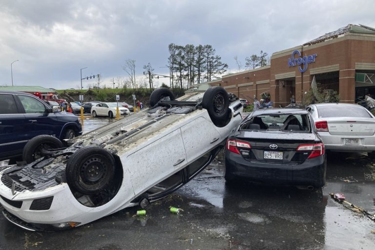 Violent tornado kills three in Arkansas