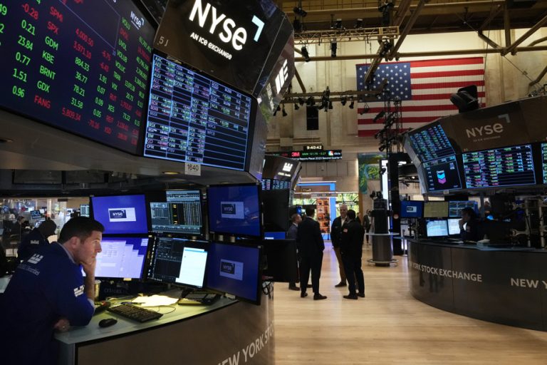 Wall Street ends slightly lower, distracted by the Trump affair