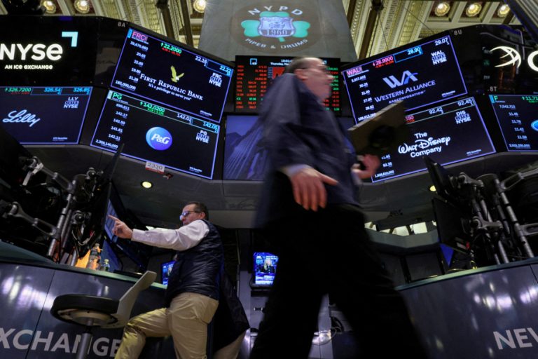 Wall Street near balance on eve of inflation