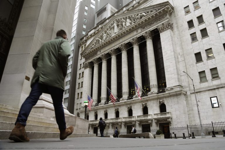 Wall Street closes in disarray on rising oil prices