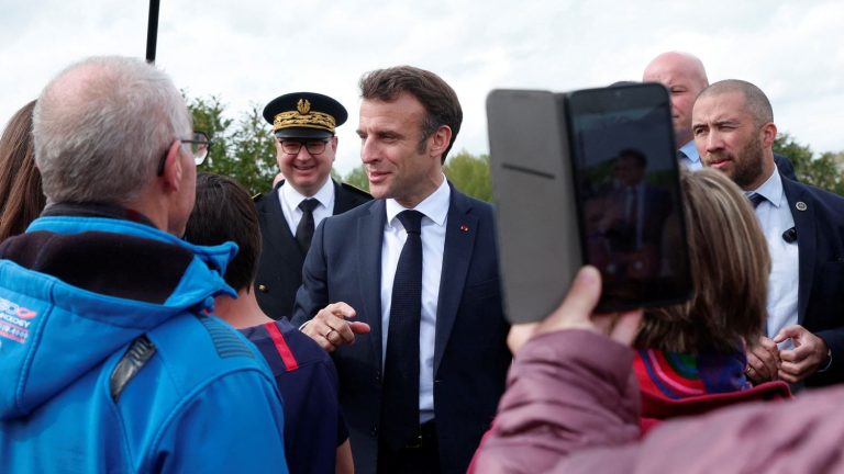 “We must look at the lives of our compatriots and not the decor”, says Emmanuel Macron