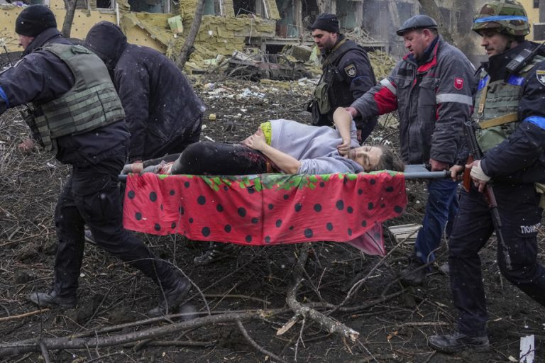 World Press Photo |  The image of a victim of a strike on the maternity hospital of Mariupol rewarded