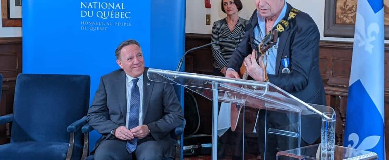 Yves Duteil decorated with the National Order of Quebec