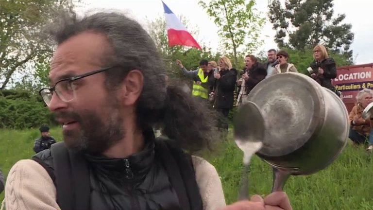 a concert of saucepans at each ministerial trip