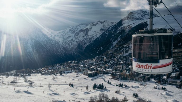 a man dies after falling 40 meters from a gondola in the Deux Alpes resort