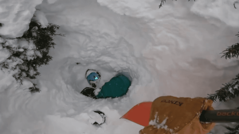 a snowboarder miraculously saved by a skier