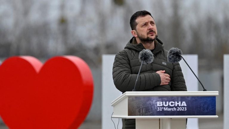 a year after the discovery of the Boutcha mass grave, Volodymyr Zelensky salutes the Ukrainian resistance