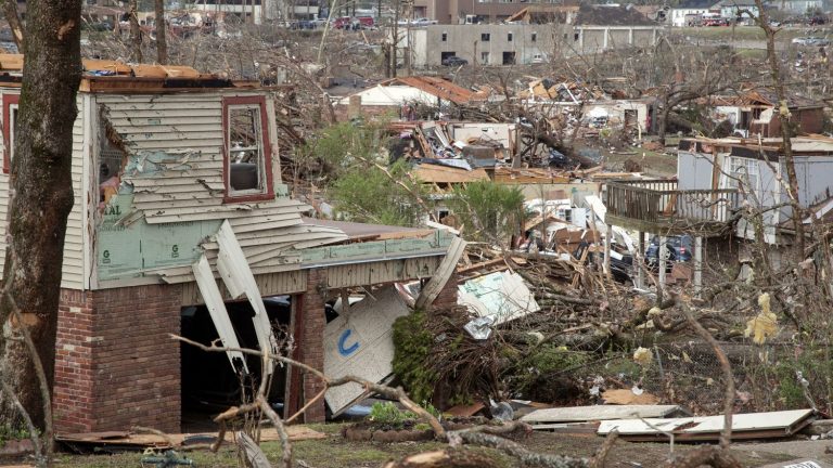 at least eight dead after tornado in Arkansas and thunderstorms in Illinois