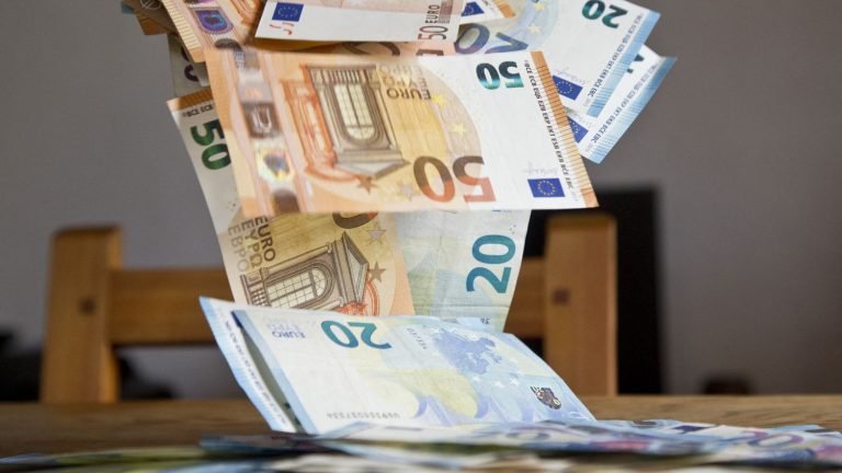 customs arrest two Italians at the Franco-Swiss border and discover three million euros in counterfeit banknotes